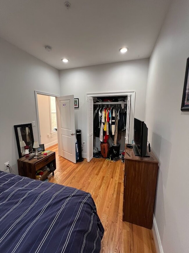 Building Photo - Newly Renovated Split Level Row Home in Tr...