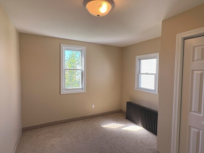 Building Photo - 456 Coggeshall St