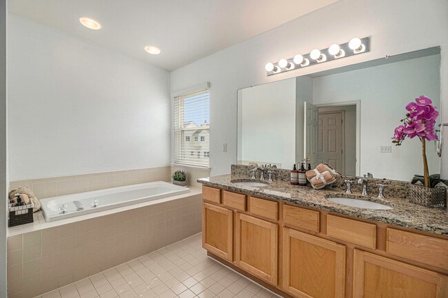 Building Photo - 1304 N Bay Dr