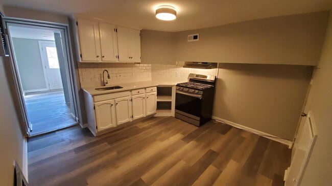 Building Photo - 315 W 30th St