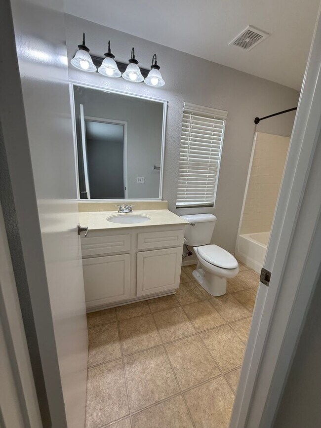 Building Photo - Spacious 6 bedroom 6 bathroom house in cov...