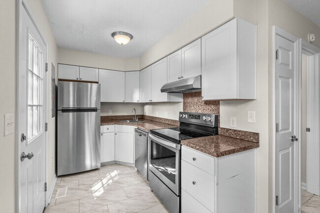 Building Photo - End unit of a Triplex within walking dista...