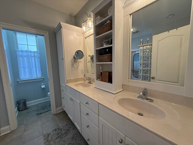 Building Photo - 4410 Windlake Dr