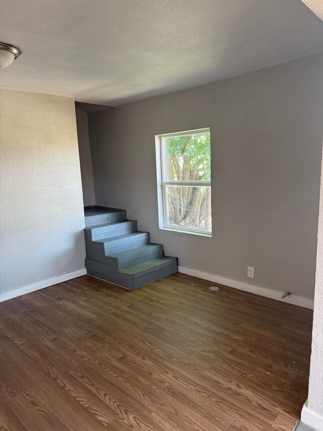 Building Photo - Large 1-bedroom home with private patio!