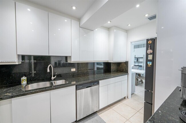 Building Photo - 5005 Collins Ave