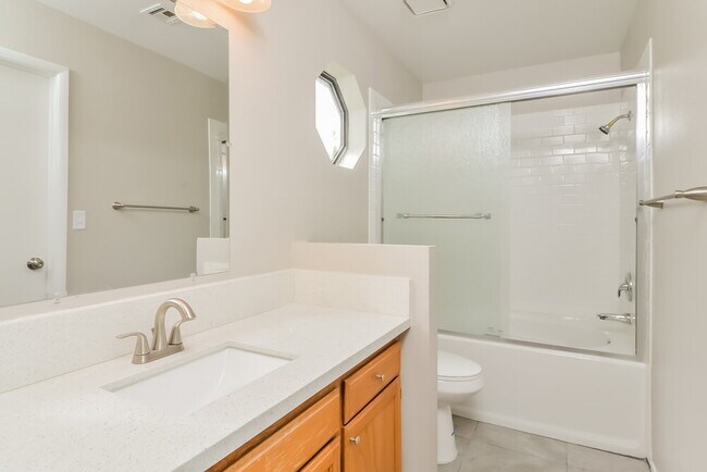 Building Photo - 2058 Waverly Cir