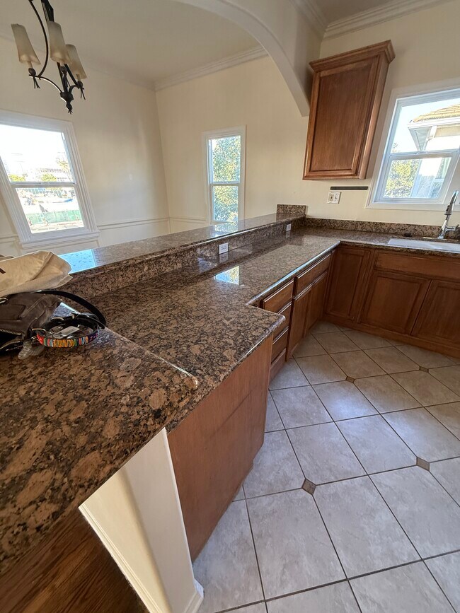 Building Photo - 5906 San Vicente Blvd