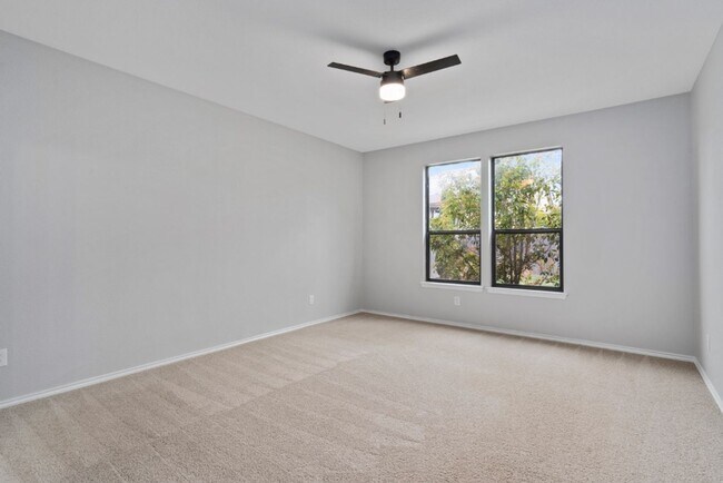 Building Photo - 1132 Hyde Park Dr