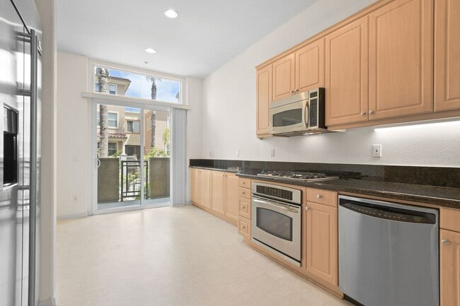 Building Photo - Act Fast: Charming Townhome in Central San...