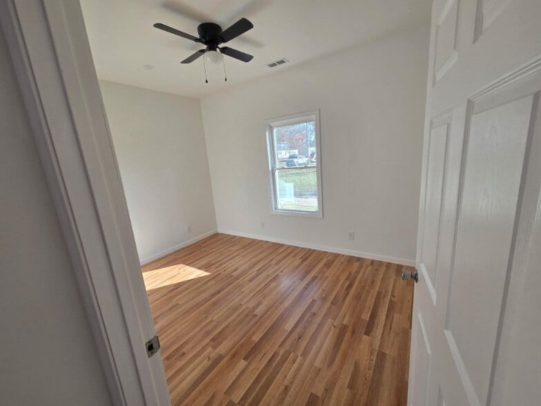 Building Photo - 203 N Elm St