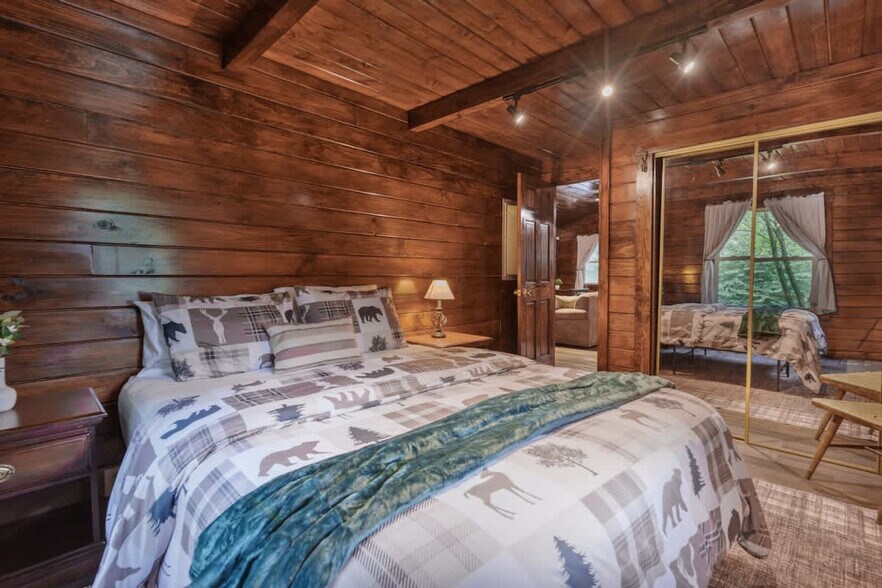 Building Photo - 15039 Pleasant Valley Rd