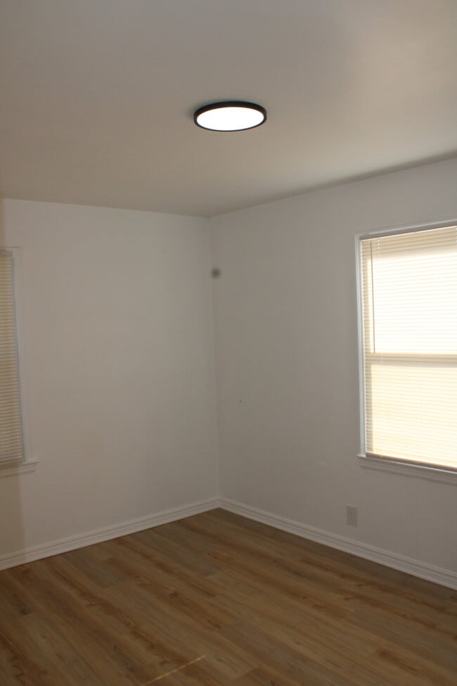 Building Photo - Cozy 2-bedroom, 1 full bath with vanity home located in Kansas City, MO