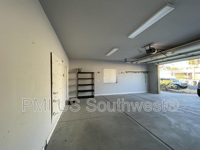 Building Photo - 2549 Country Club Dr