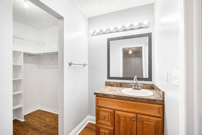 Building Photo - Affordable 3/2 in the Heart of Town And Co...