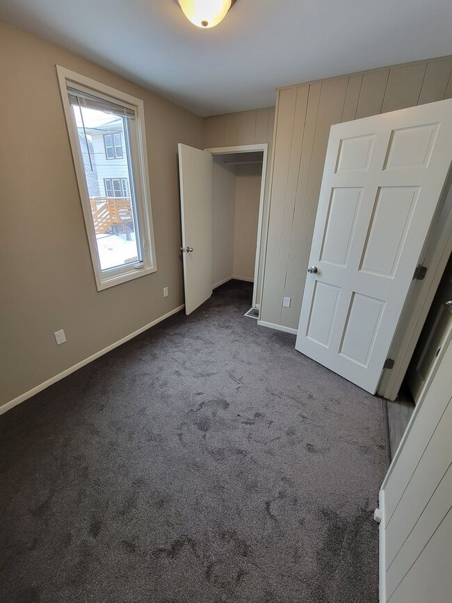 Building Photo - AVAILABLE JUNE - 5 Bed, 2 Bath Newly Renovated Home