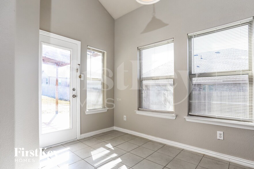 Building Photo - 703 Woodcrest Dr