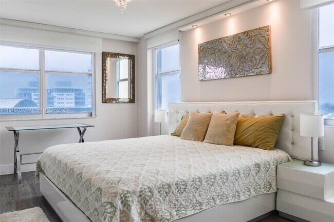 Building Photo - 6039 Collins Ave
