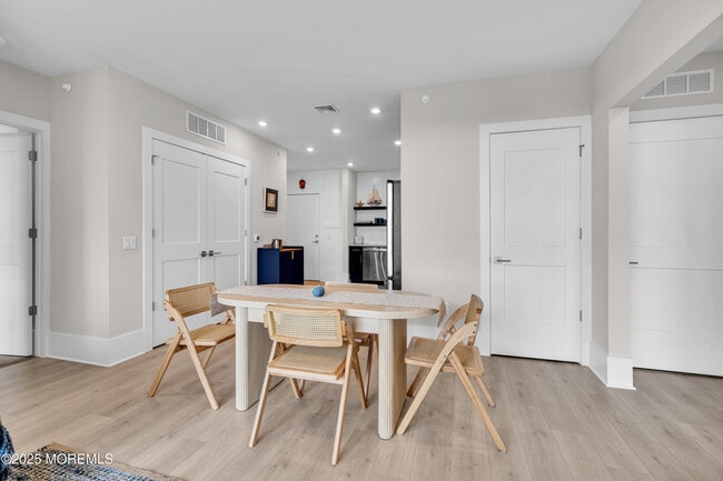 Building Photo - 218 3rd Ave