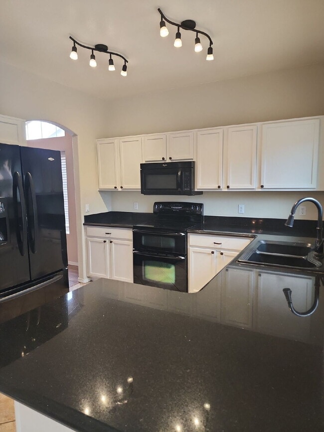 Building Photo - "Spacious 4-Bedroom Glendale Gem with Granite Elegance - 2018 Sq Ft of Comfort!"