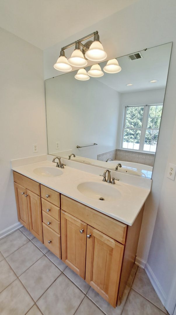 Building Photo - 3 Bed / 2 Full and 2 Half Bath Single Family Townhome