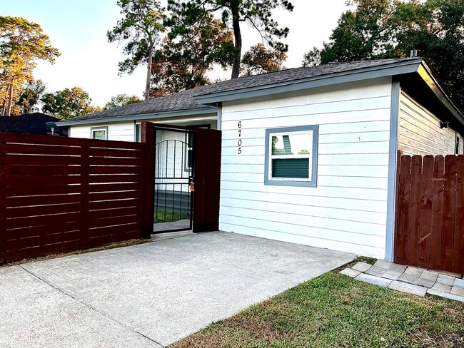 Building Photo - 6705 Covington Dr