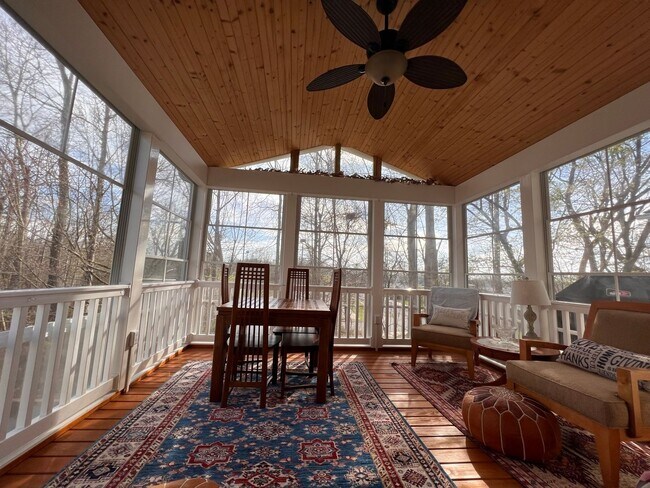 Building Photo - Heart's Desire End Unit Townhome 2700+ SqFt - Lowes Island