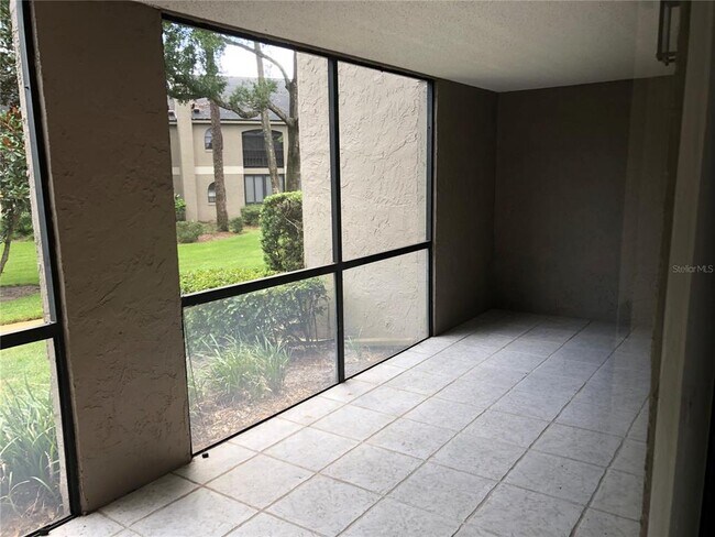 Building Photo - 1055 Kensington Park Dr