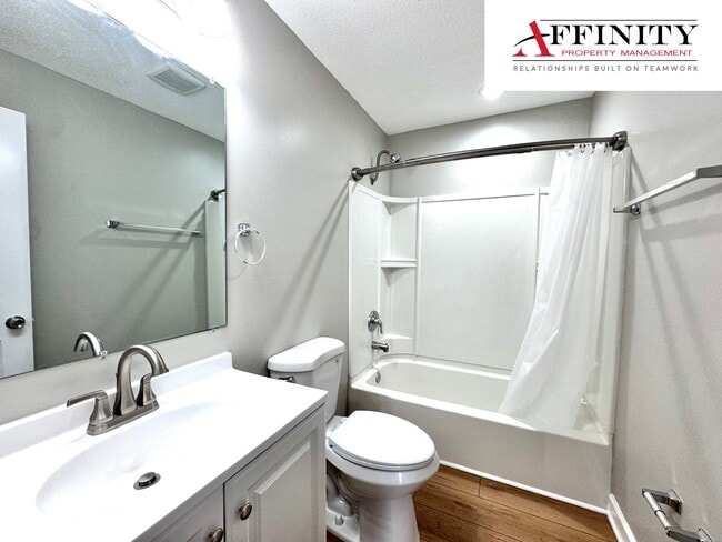 Building Photo - 5625 N Amoret Ave