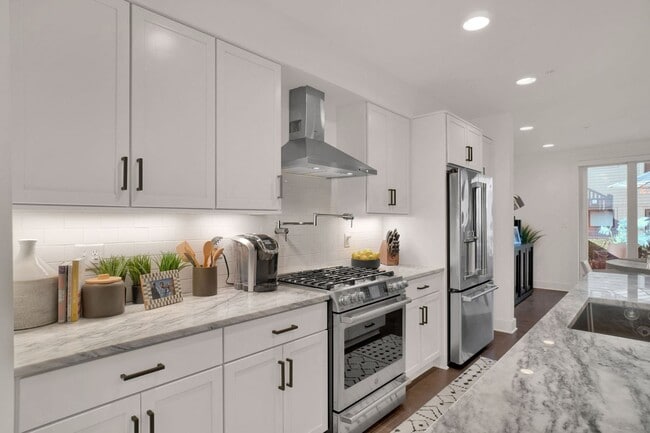 Building Photo - Stunning 3 Bed, 3 Bathroom Rental in the S...