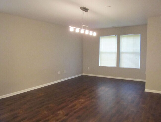 Building Photo - Beautiful 4 bedroom, 3.5 Bath Home