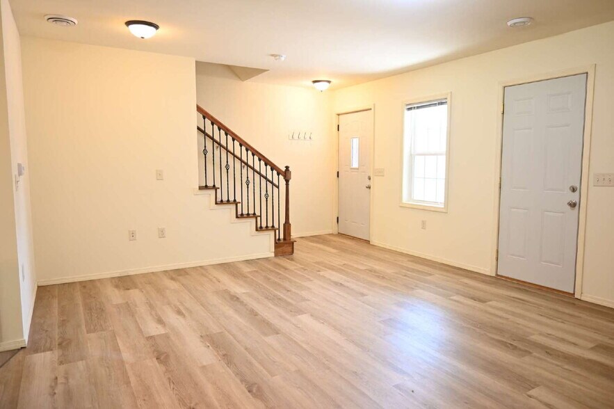 Building Photo - 3301 Echo Dells Ave