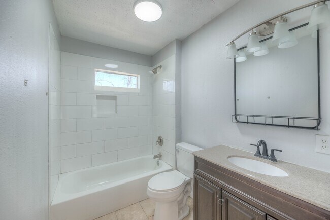 Building Photo - 615 E 1st St