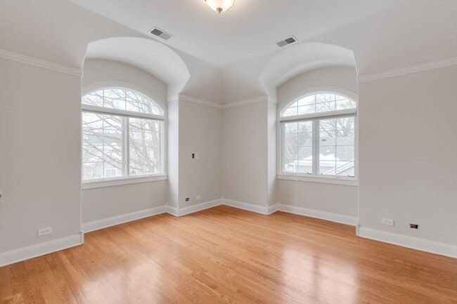 Building Photo - 420 Pine Manor Dr