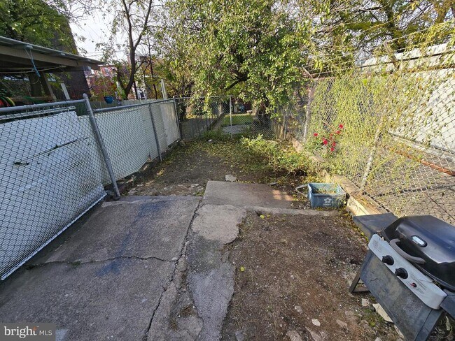 Building Photo - 330 Moss St