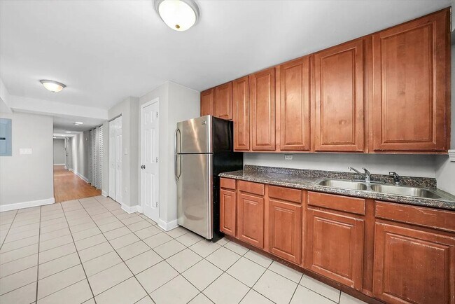 Building Photo - Charming 2BR Garden Unit in Bronzeville