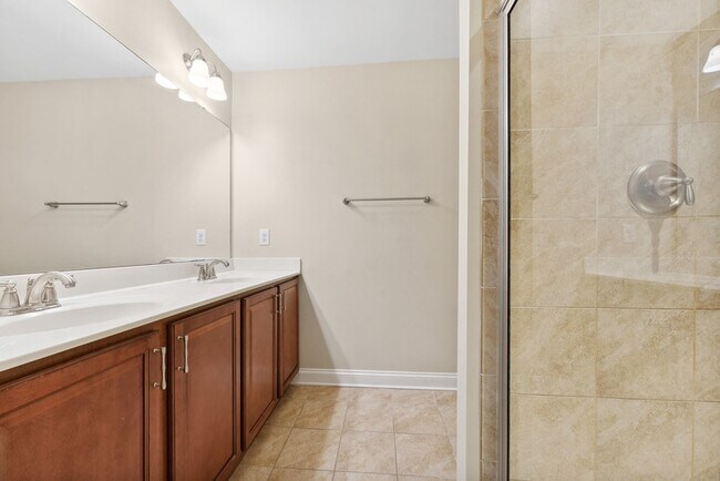 Building Photo - 1359 Town Home Dr