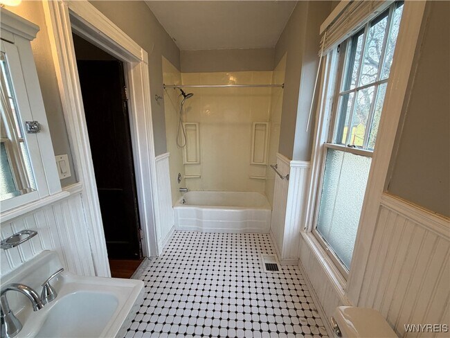 Building Photo - 180 Richmond Ave