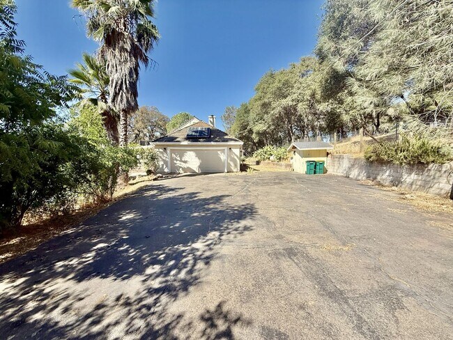 Primary Photo - Beautiful country home
