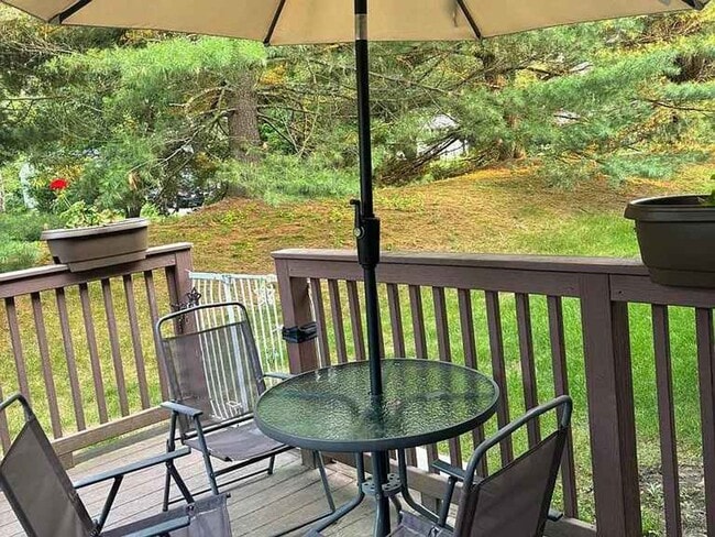 Building Photo - Beautifully remodeled 3 bedroom, 3.5 bathr...