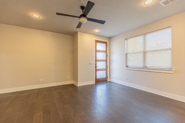 Building Photo - 130 Rose Ln