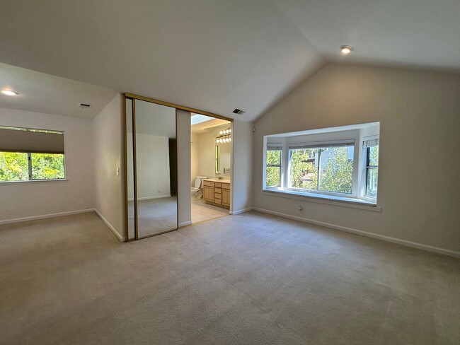Building Photo - 2 Bed, 2.5 Bath Walnut Creek Home – Peacef...