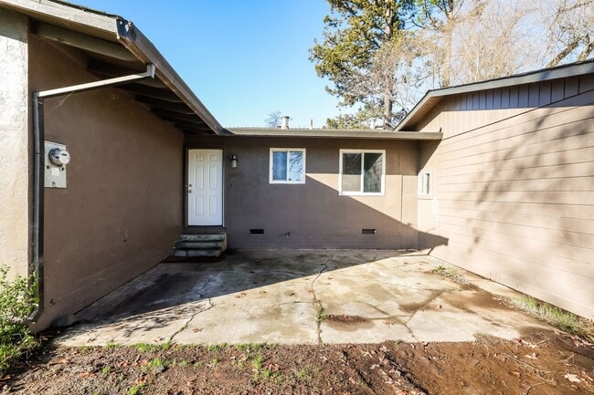 Building Photo - PURE Property Management Presents: 3 Bedroom 2 Bath in Santa Rosa. Water & Sewer Included !