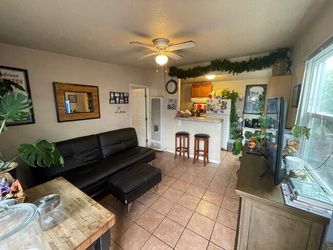 Building Photo - Awesome beach cottage across the Street fr...