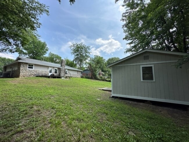 Building Photo - 1604 S Redbud Pl