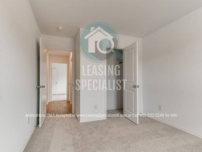 Building Photo - MOVE IN SPECIAL on This Spacious 3 Bed 2 B...