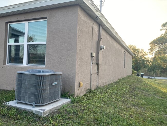 Building Photo - 863 Carlyle Ave