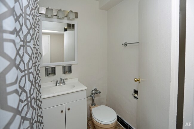 Building Photo - 1041 E Knapp St