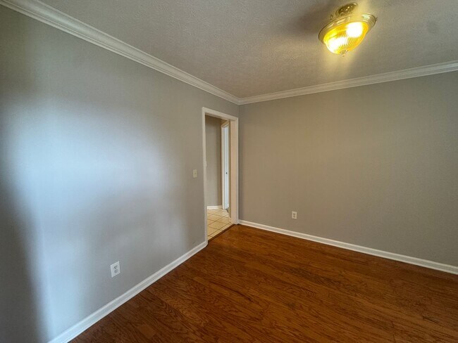 Building Photo - 4 Bedrooms in Eastern Oaks