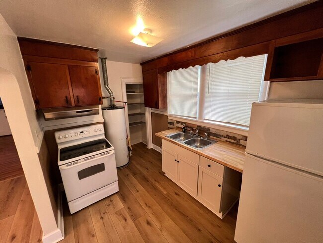 Building Photo - MOVE IN READY!