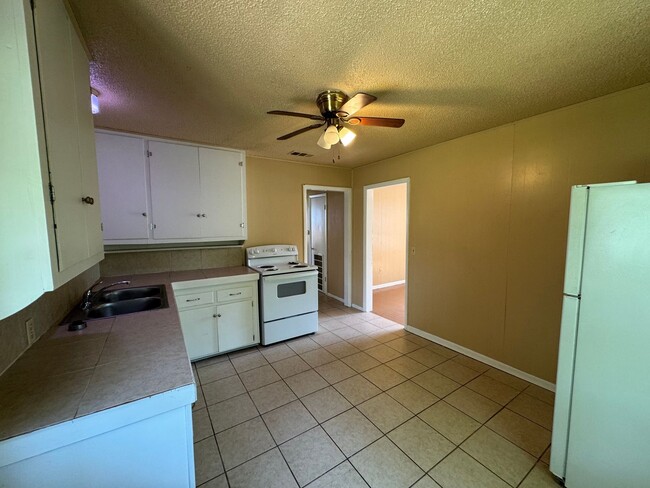 Building Photo - 1205 E Avenue G